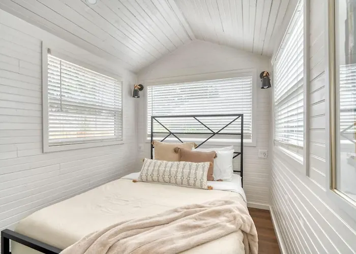 Stay Portland - Noir-Emerald Modern Tinylux In Portland