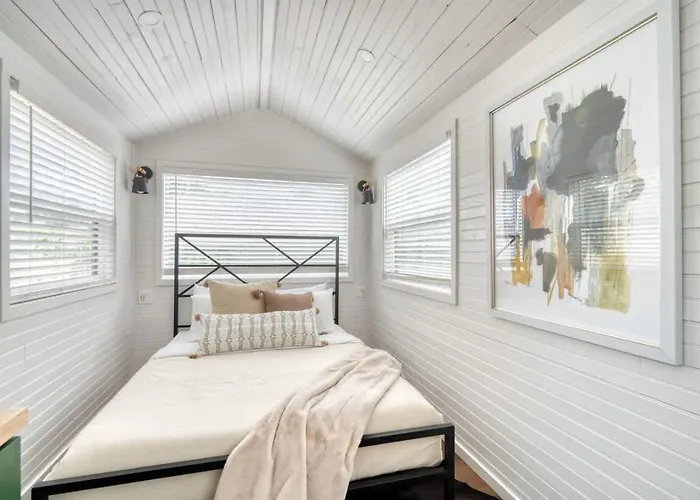 Stay Portland - Noir-Emerald Modern Tinylux In Portland