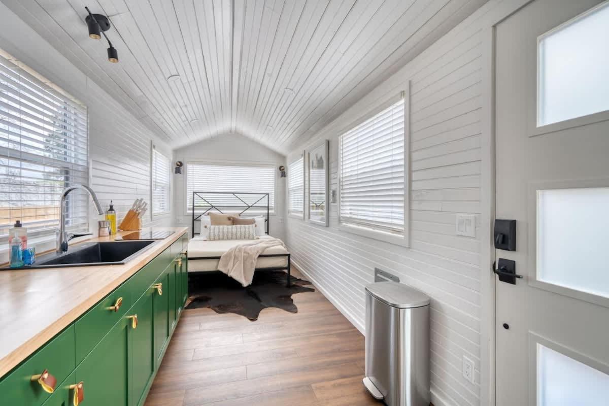 - Noir-emerald Modern Tinylux In Ferienhaus